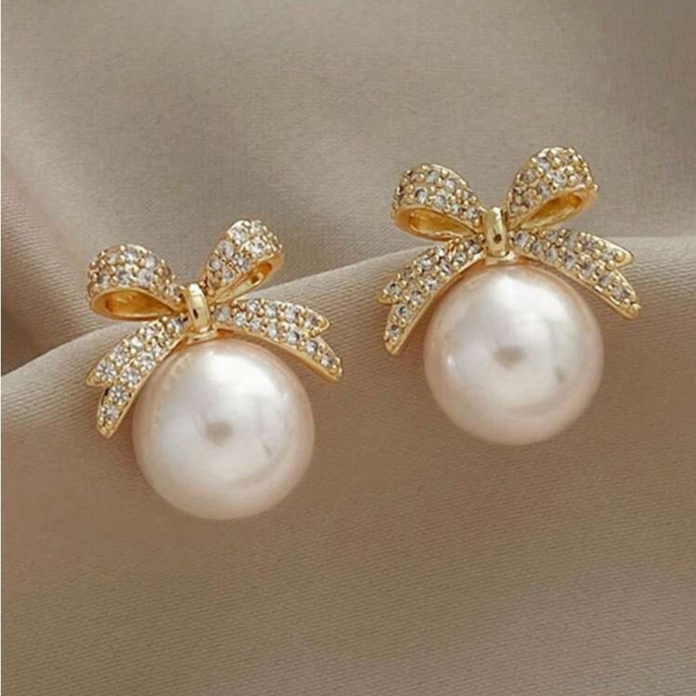 BRAND NEW 🎀18K Gold Plated Bow Rhinestone Pearl Stud Earrings 1 pair